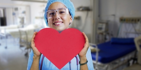 Foto verpleegkundige met hart in haar hand