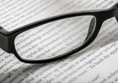 Leesbril op papier met tekst