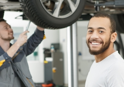 Lachende man in een autogarage