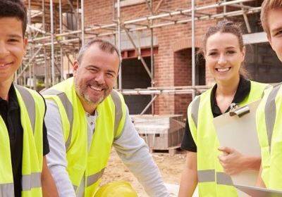 Vier mensen aan het werk op de bouw