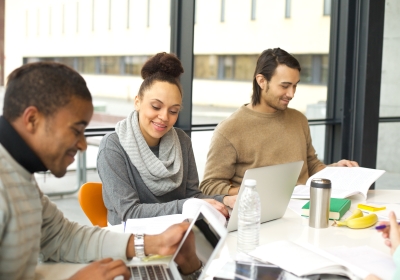 studenten achter laptop